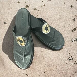 Crocs SANRAH beveled circle wedge sandal. Size 11.